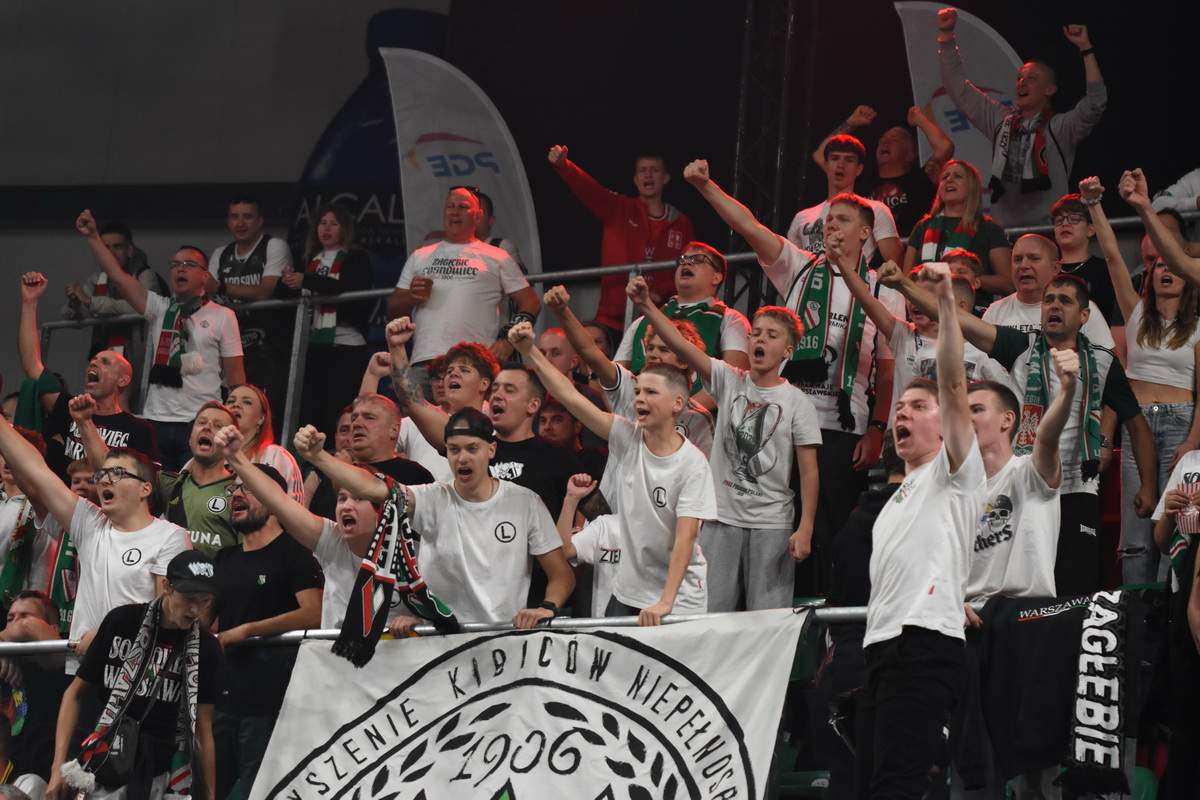 kibice Legii na meczu kosza o Superpuchar z Treflem