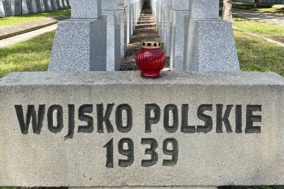 Legioniści udekorowali kwatery żołnierzy września 1939 na Powązkach