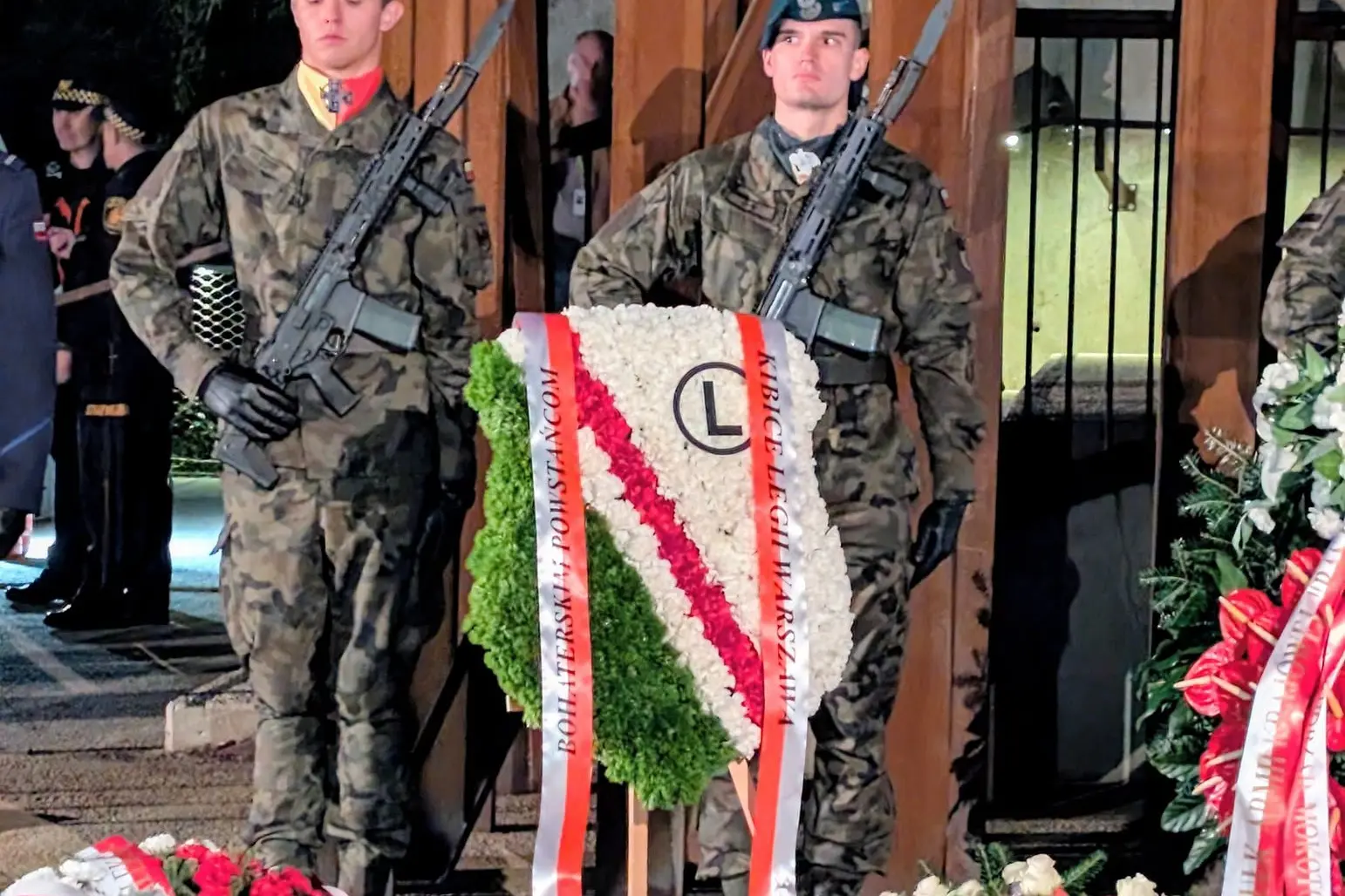 Kibice Legii złożyli wieniec w 82. rocznicę upadku Powstania Warszawskiego