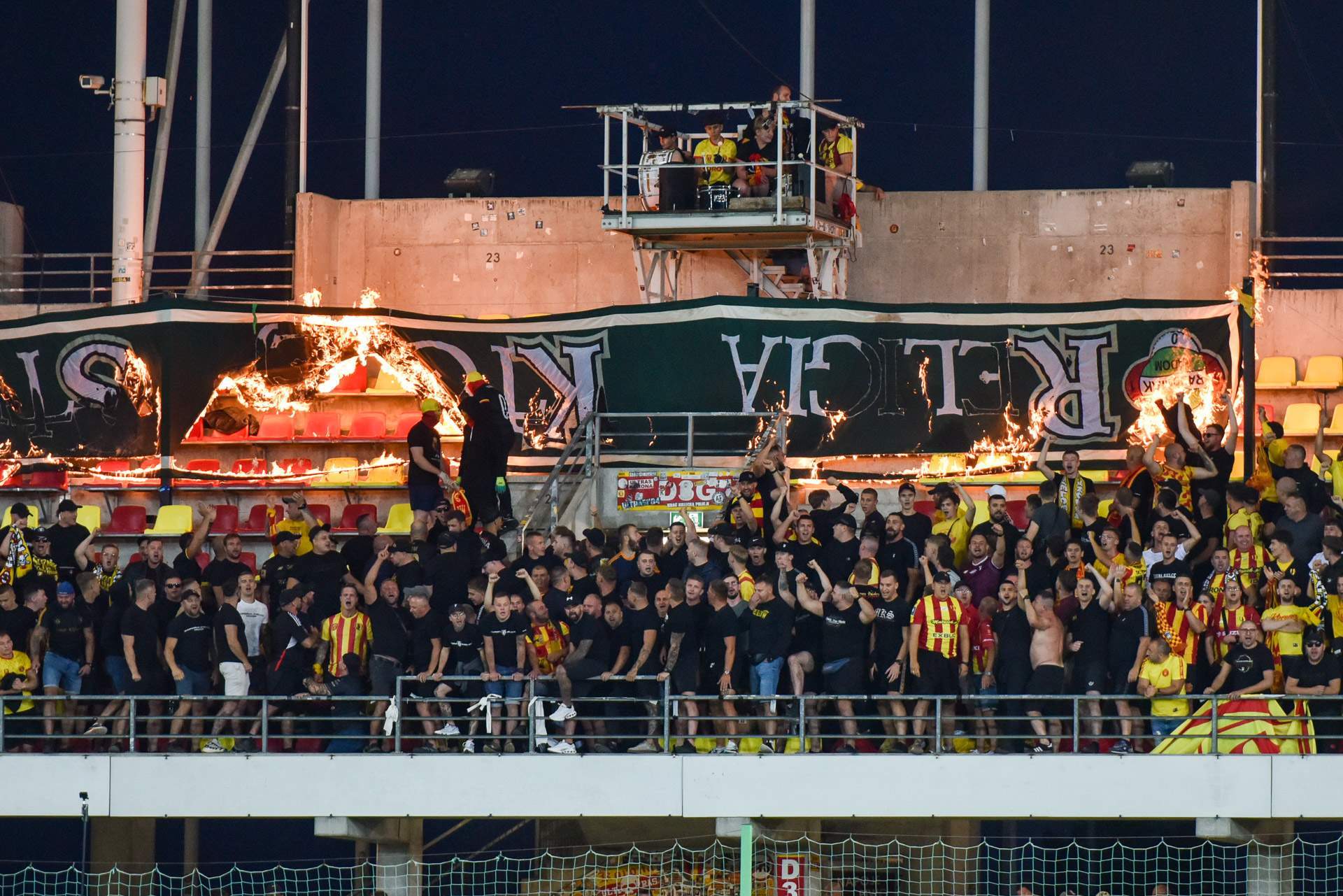 Korona Kielce - Legia Warszawa palona flaga Radomiaka